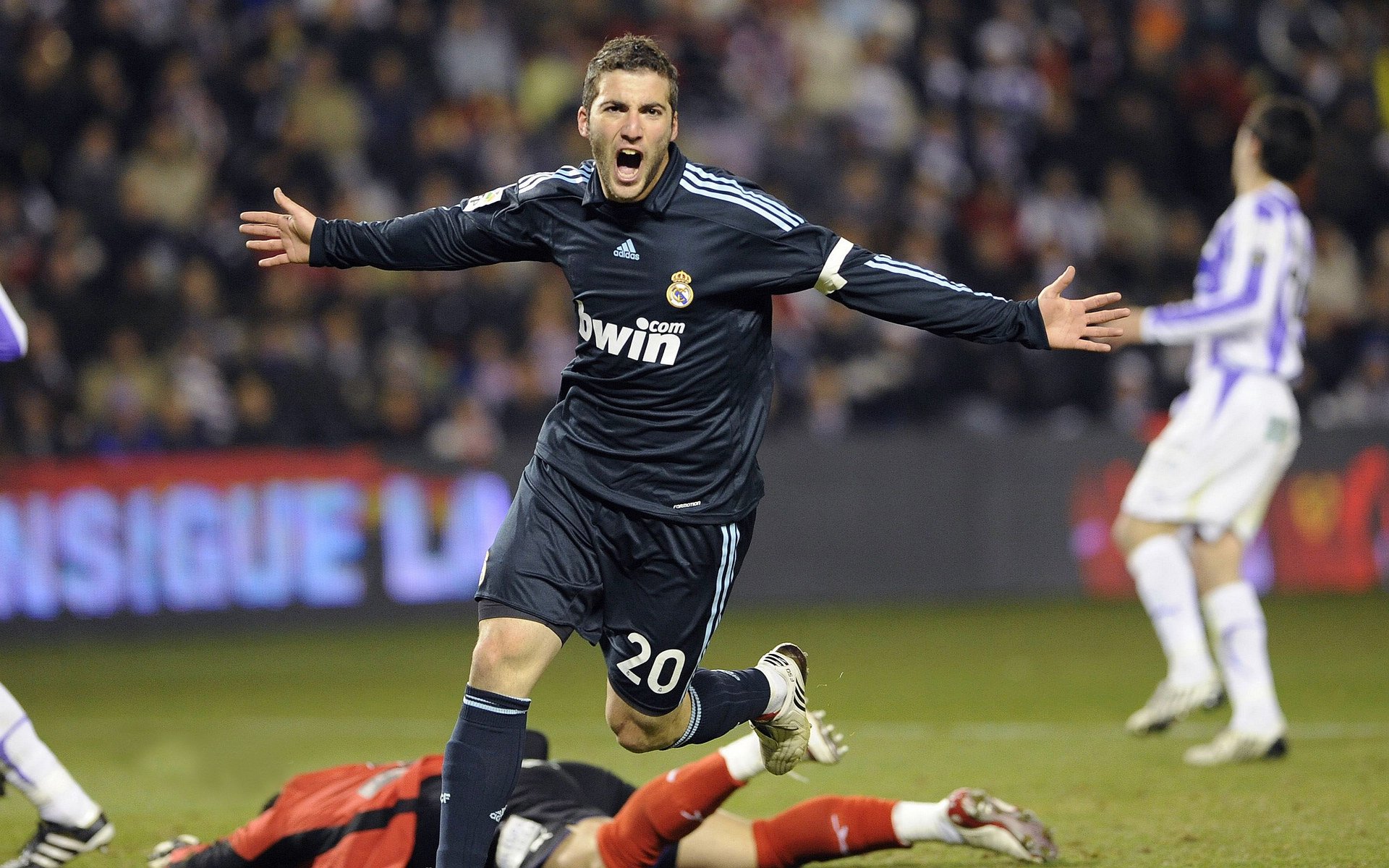 法甲比赛精彩绝伦，精彩进球和精彩扑救轮流登场，法甲联赛集锦